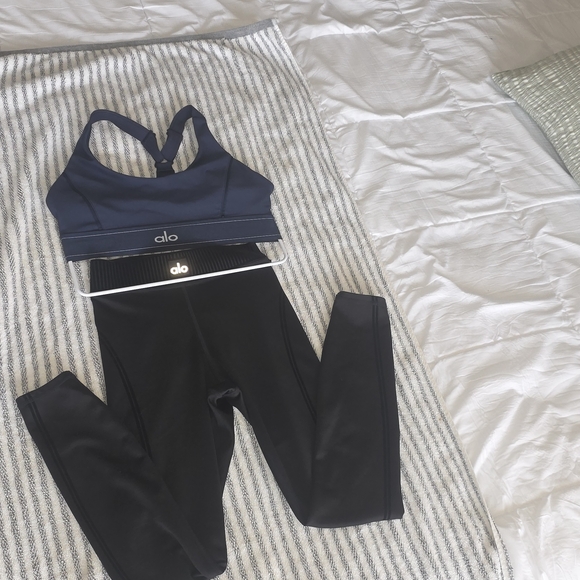 alo set Navy Sports Bra and Black Yoga Leggings - Picture 2 of 4